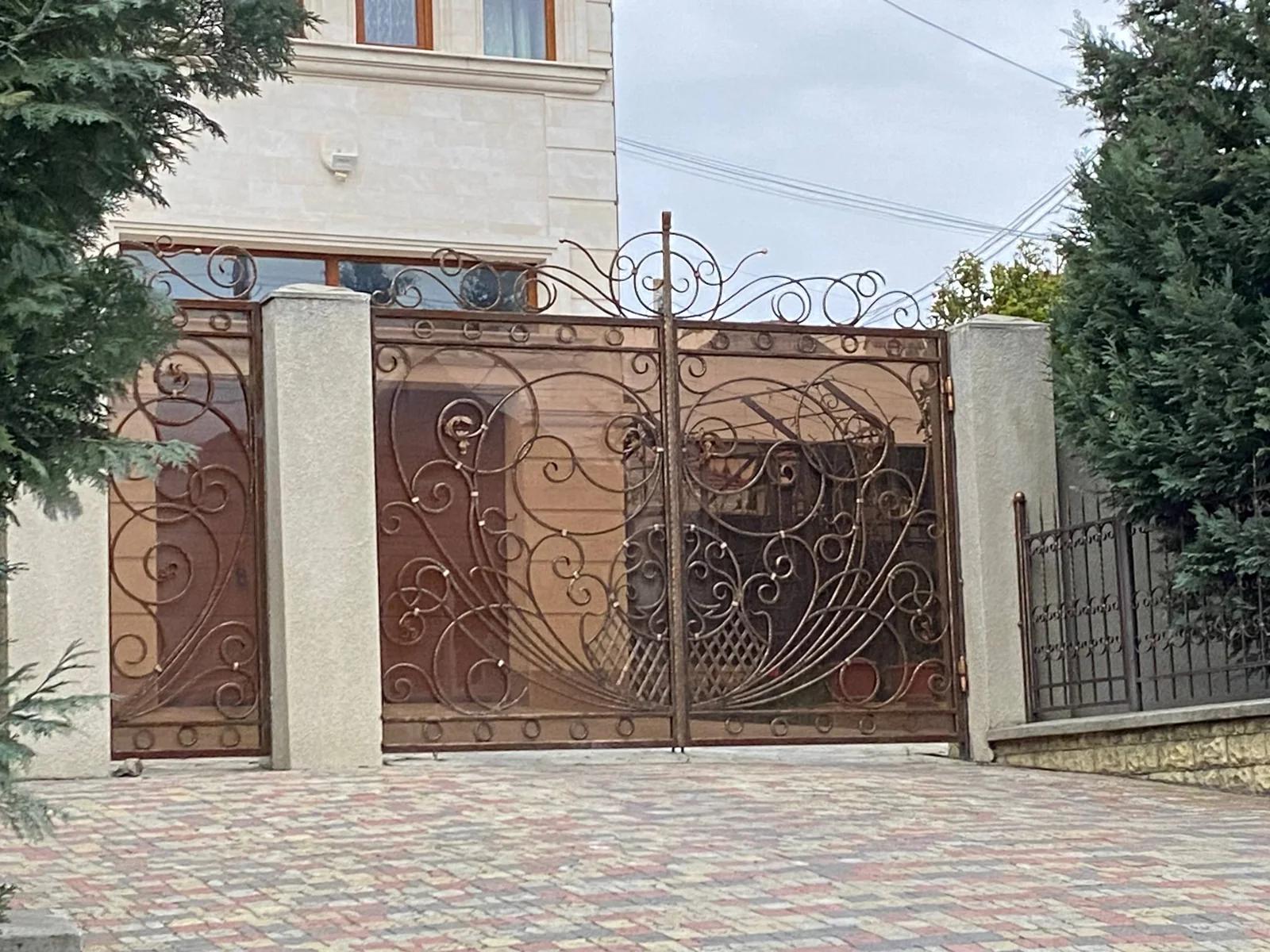 Porți P184
